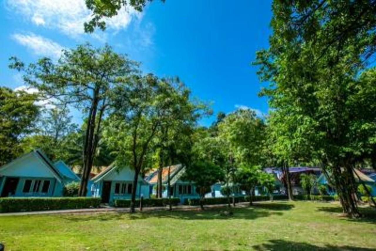 Phi Phi Don Chukit Resort Bagian luar foto